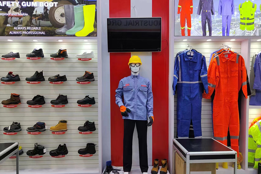 Hvad er de vigtigste fordele ved at bære PVC-sikkerhedsstøvler i industrielle miljøer